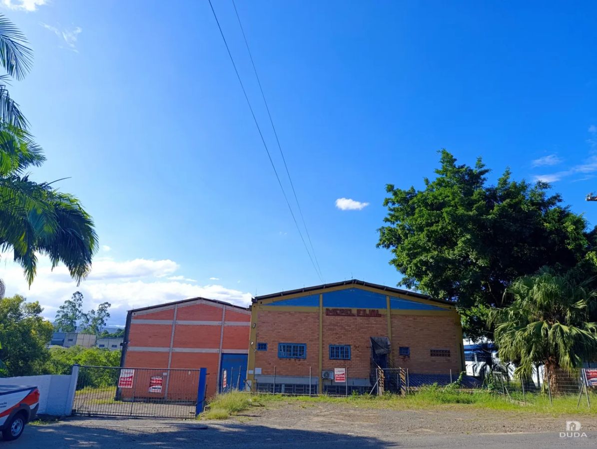 Amplo Pavilhão no Distrito Industrial