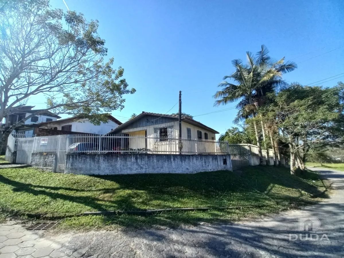 Terreno com duas casas à venda!