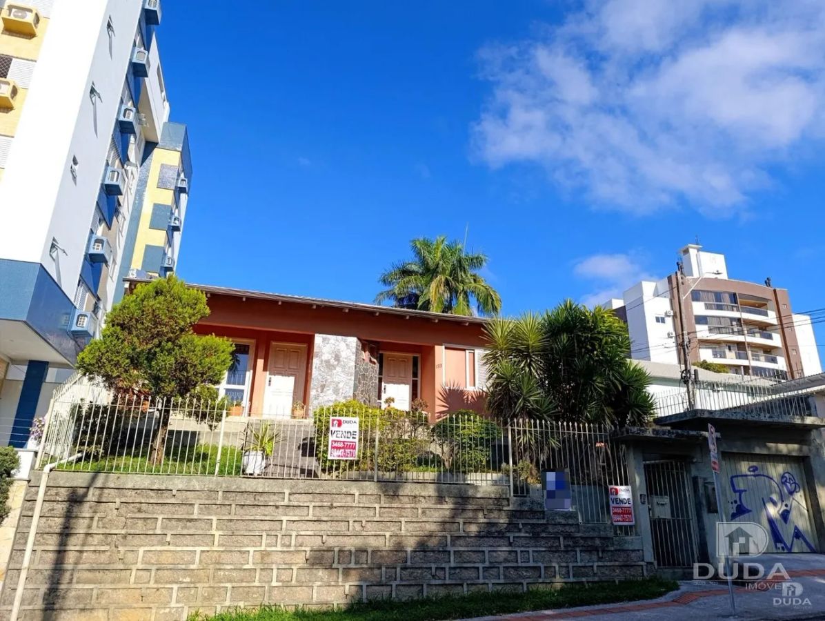 CASA À VENDA NO CENTRO DE CRICIÚMA