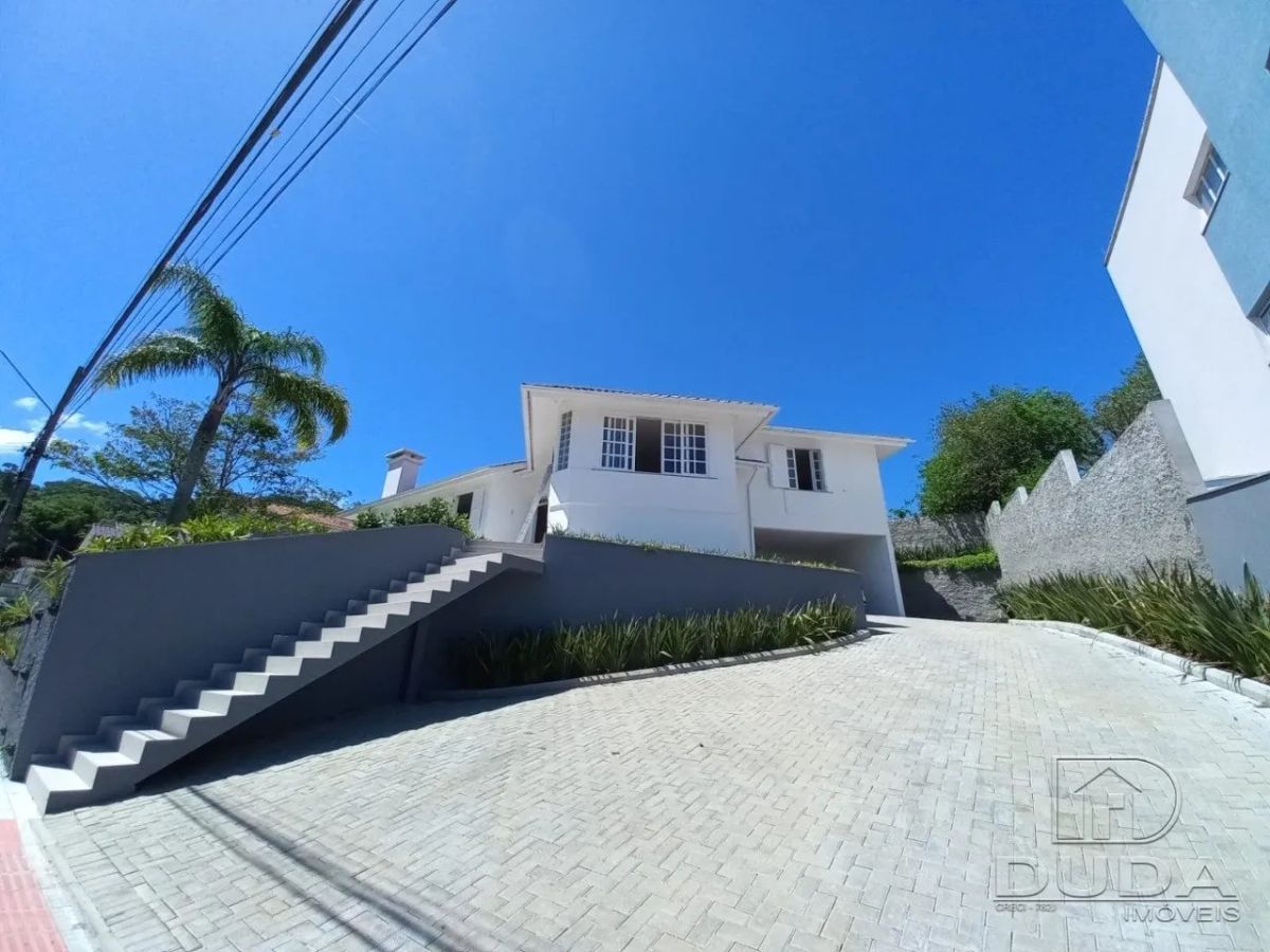Ampla casa comercial