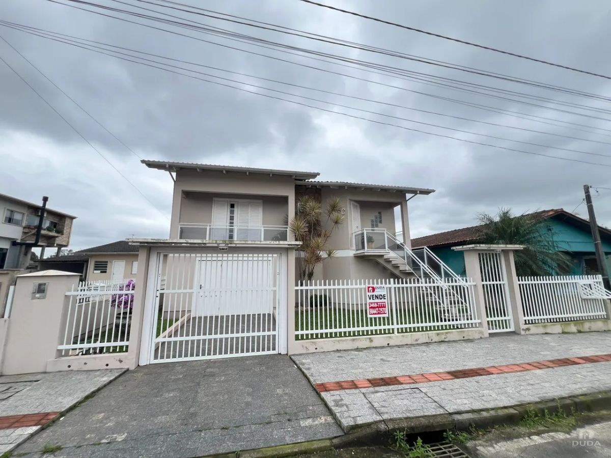 Linda Casa à Venda em Criciúma!