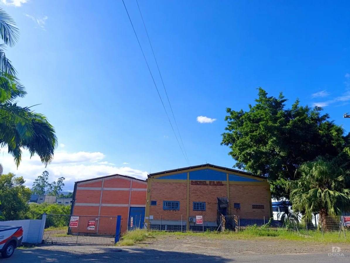 Amplo Pavilhão no Distrito Industrial
