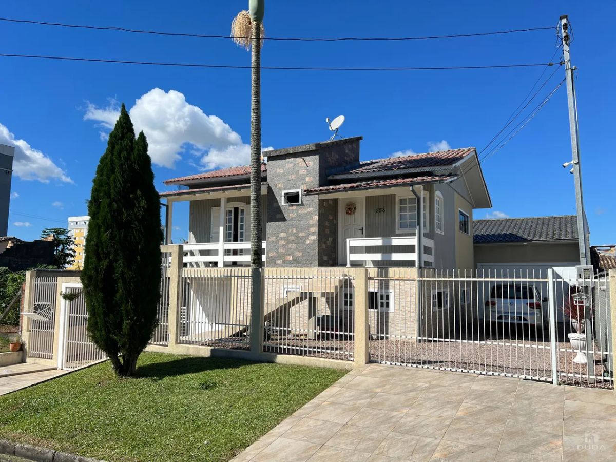 Casa Mista com Piscina e Edícula