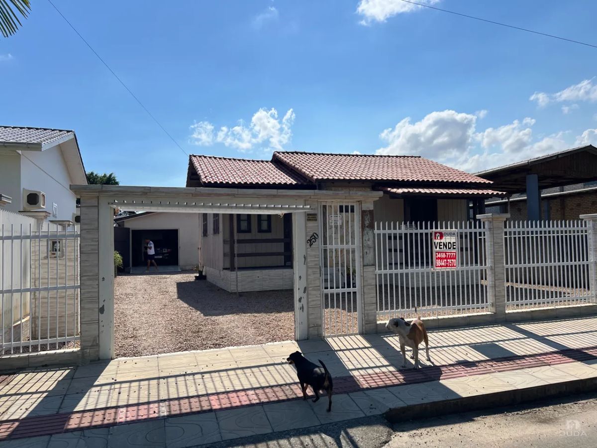 Casa situada no bairro quarta linha em Criciúma