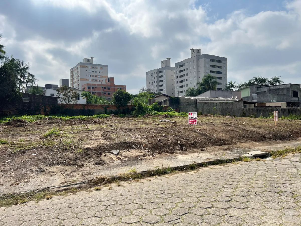 Terreno a venda no bairro Universitário.