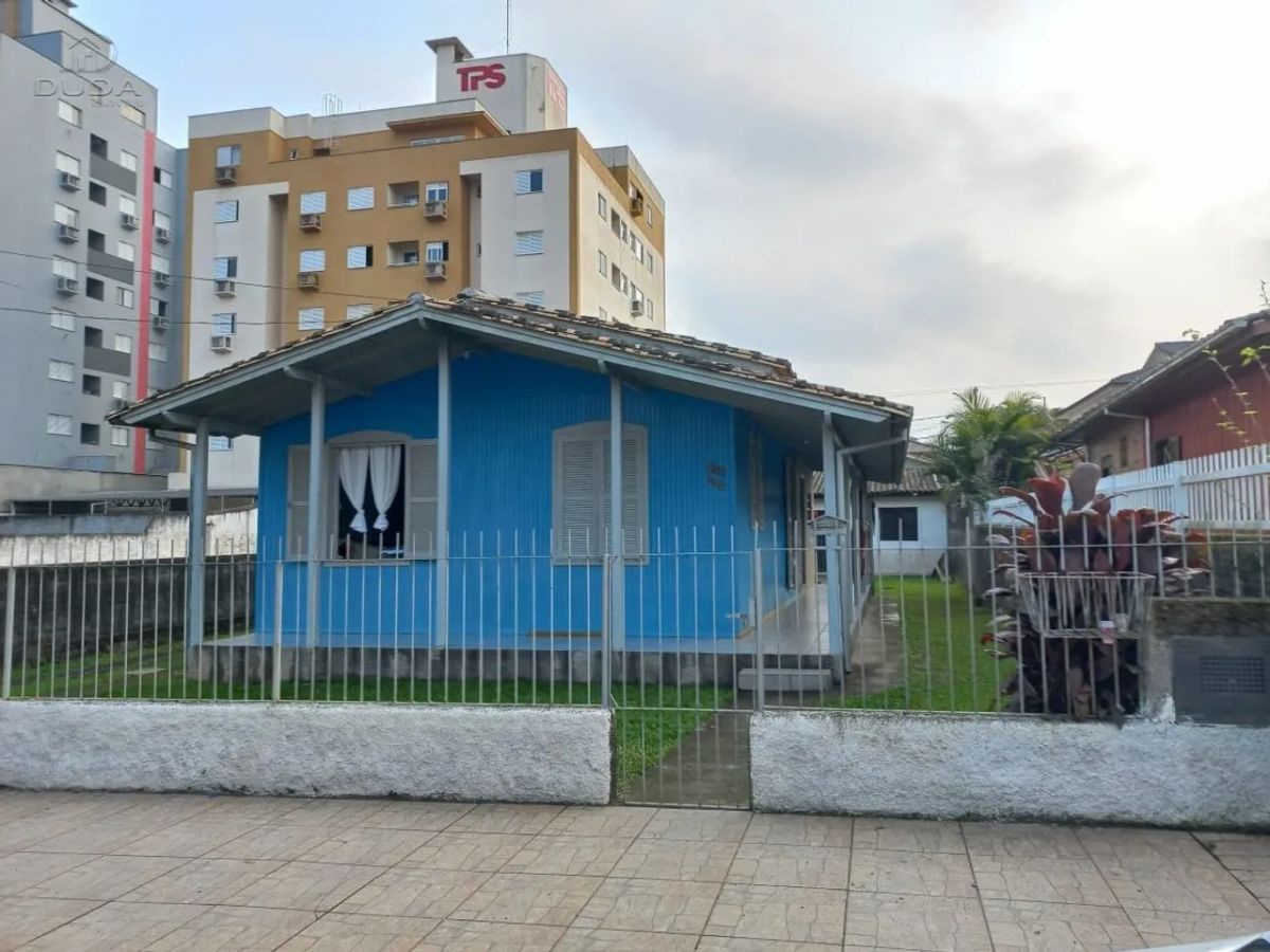 CASA COM TERRENO AMPLO À VENDA