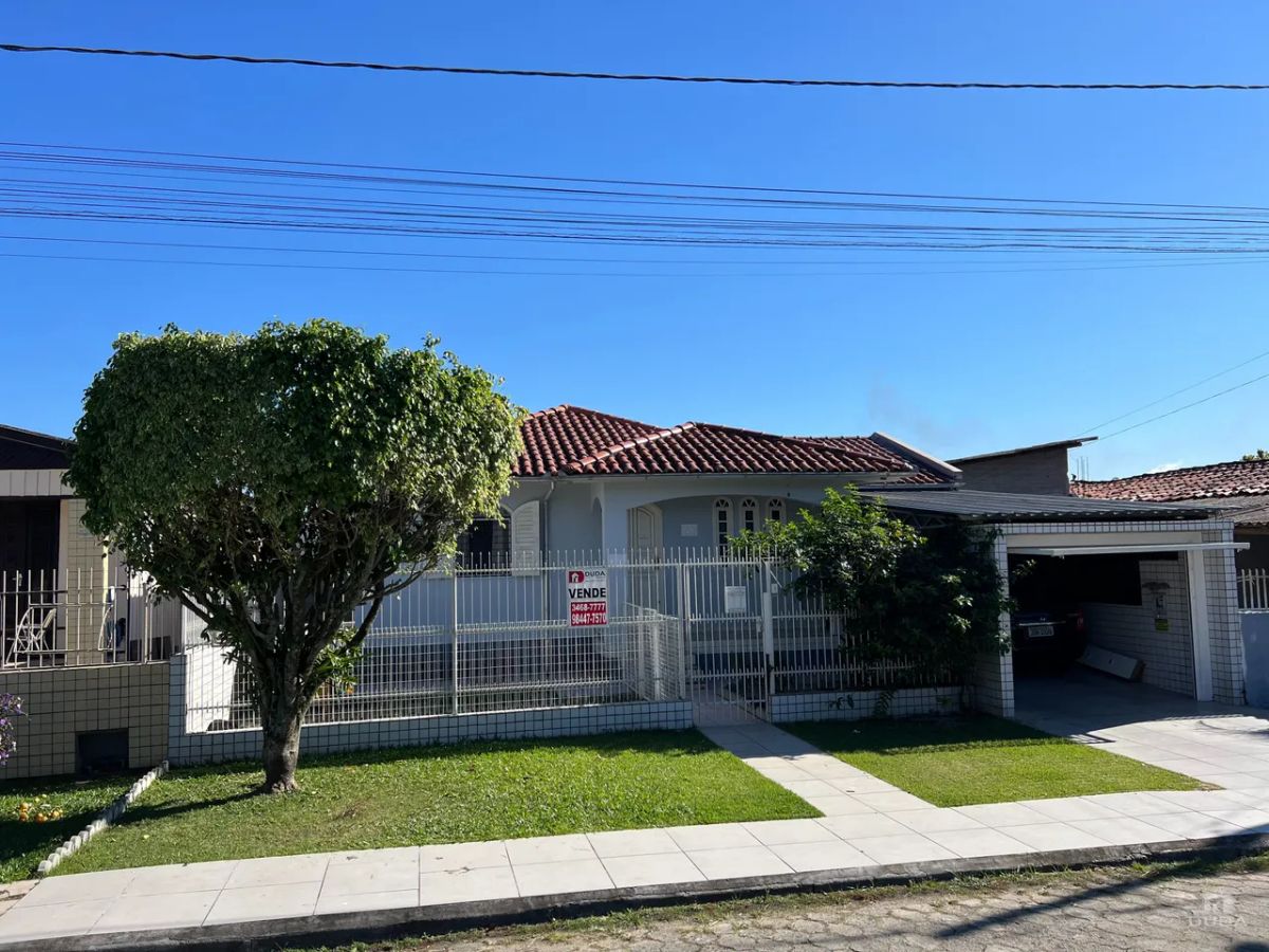 Casa com piscina em Pinheirinho, Criciúma
