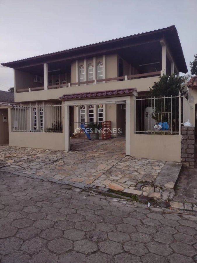 Casa 09 dormitórios